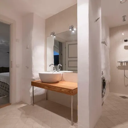 Housing 2 Bdr 2 Bathroom With Sauna At Carl Engel Luxury House