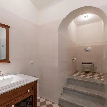 Housing 2 Bdr 2 Bathroom With Sauna At Carl Engel Luxury House