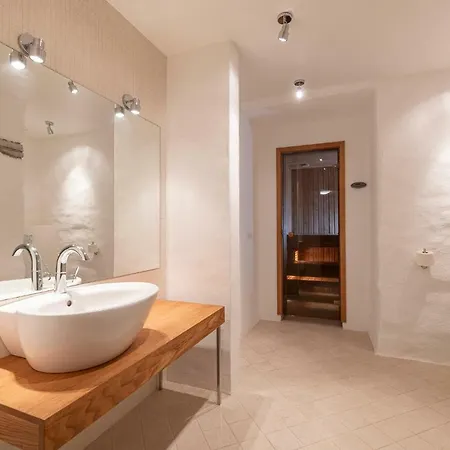 Housing 2 Bdr 2 Bathroom With Sauna At Carl Engel Luxury House Apartament *